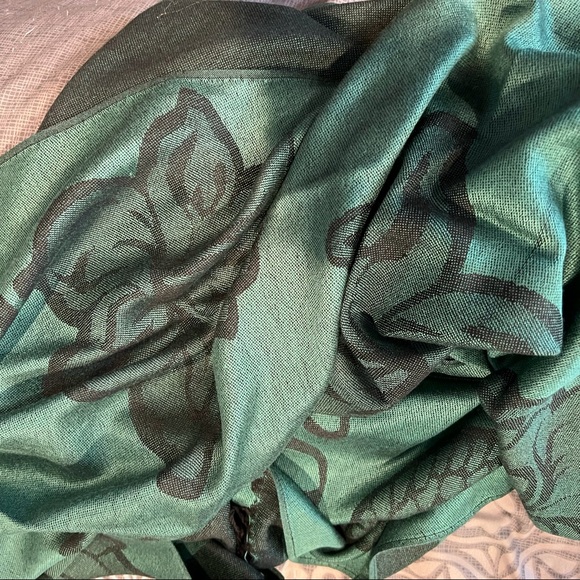 Singapore Scarf. Women’s.  70” x 27”. Green with Fringe. - Picture 7 of 7